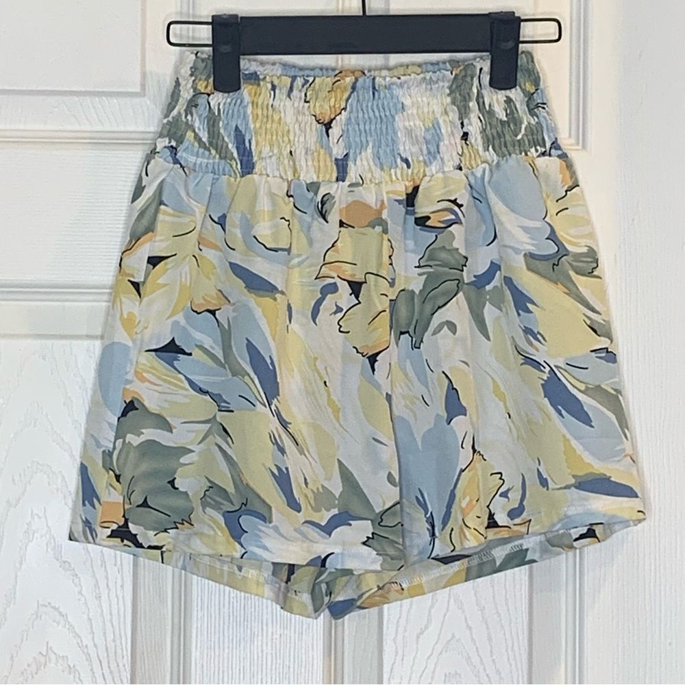 PrettyLittleThing Blue Floral Printed Shirred Waist Floaty Shorts Size 0